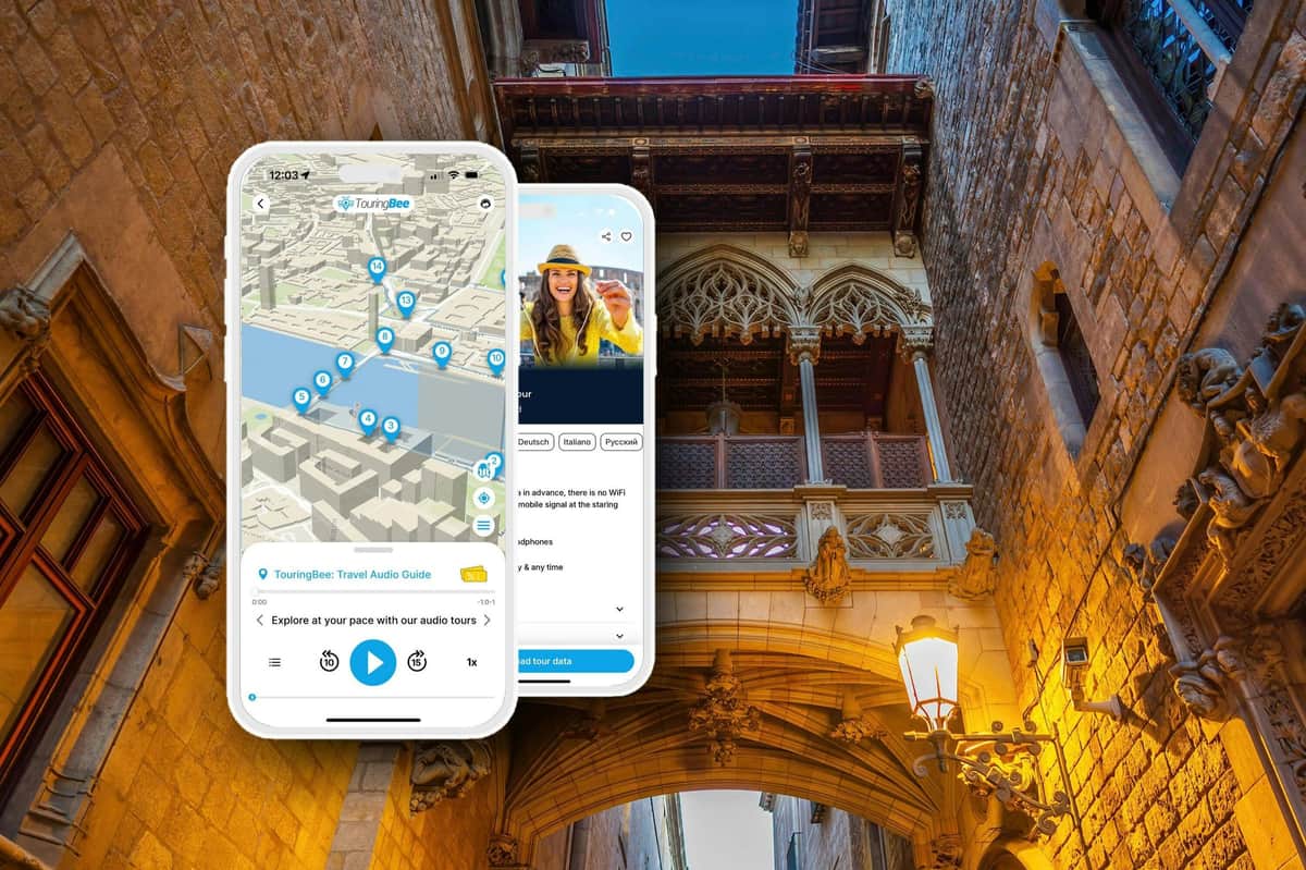 Quartier Gothique de Barcelone : Audio Guide App par TouringBee Deux captures d'écran de smartphone présentant une application de voyage superposée à un bâtiment orné d'un passage voûté et d'une lampe.