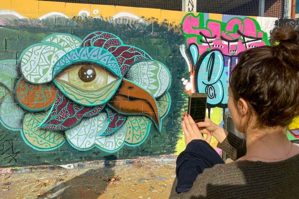 バルセロナ:ストリートアートガイドツアー 緑のストリートアートの壁