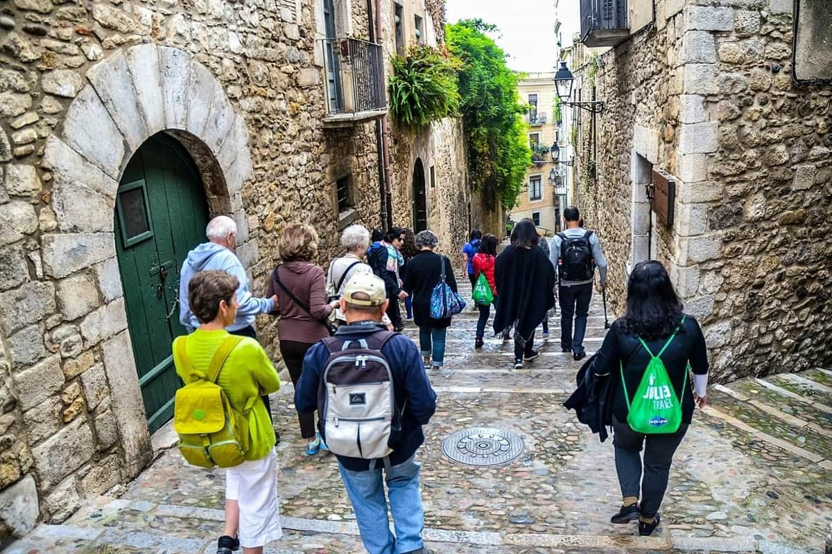 バルセロナ発、ジローナ1日旅行 ユダヤ人街を訪れるグループ