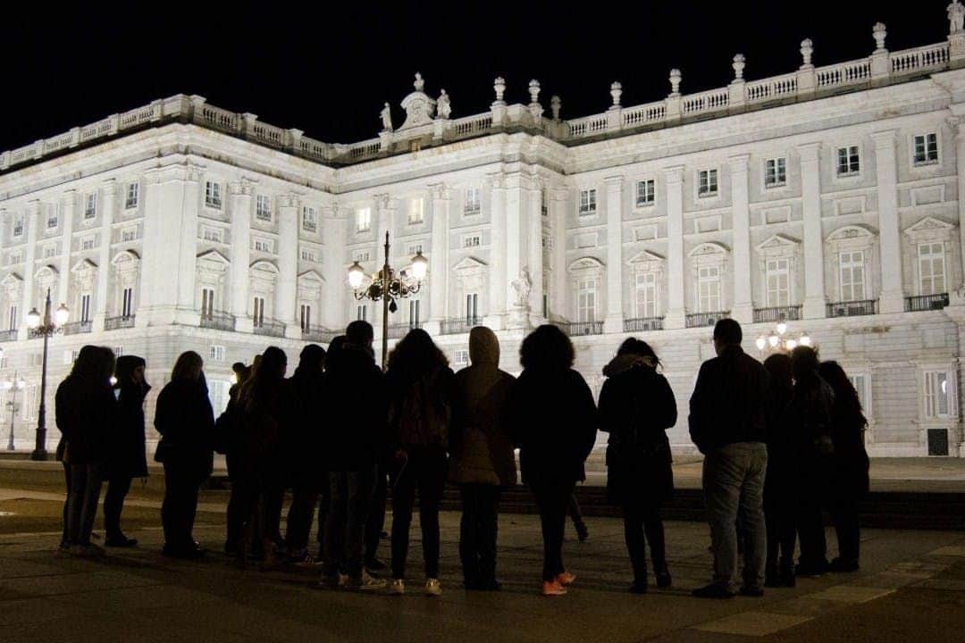 マドリード:スペイン語のガイド付きウォーキングツアー Madrid encantado