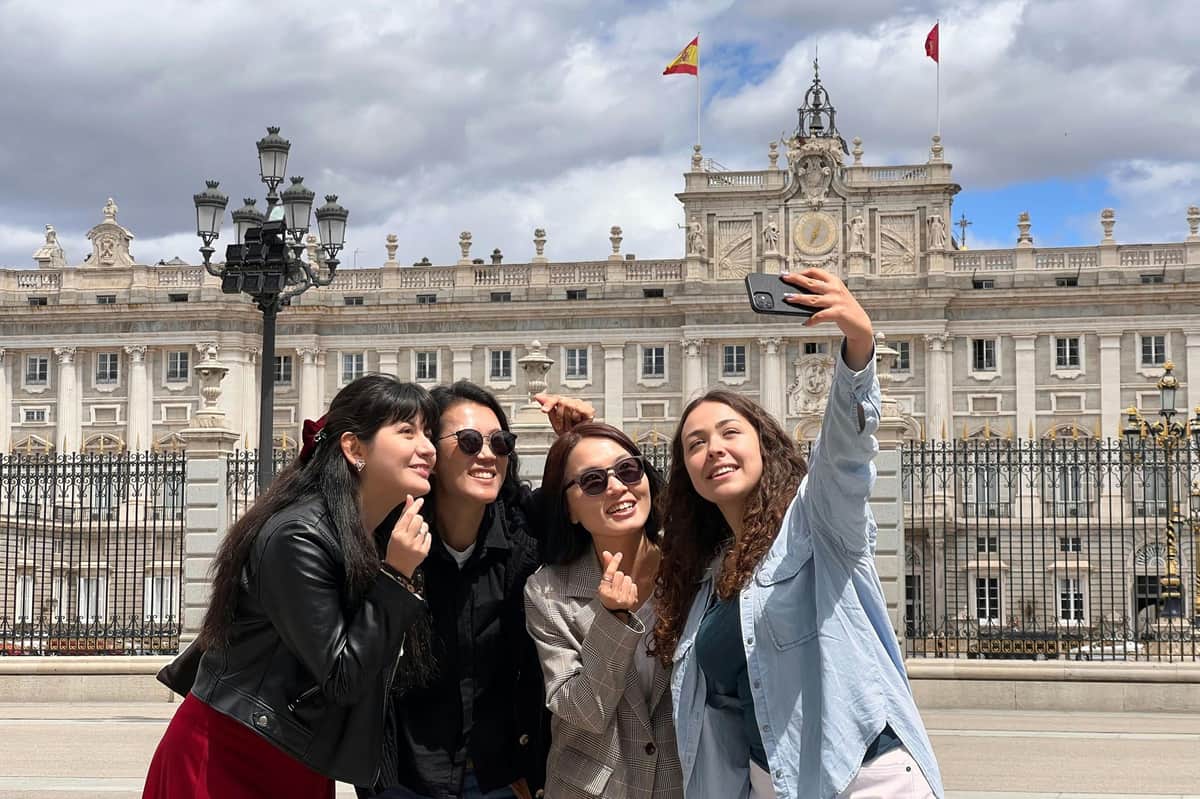 Madrid: Old Town Guided Tour + Royal Palace Fast Track Entry & Visit (Madrid) Group taking a pic in front of the Royal Palace of Madrid