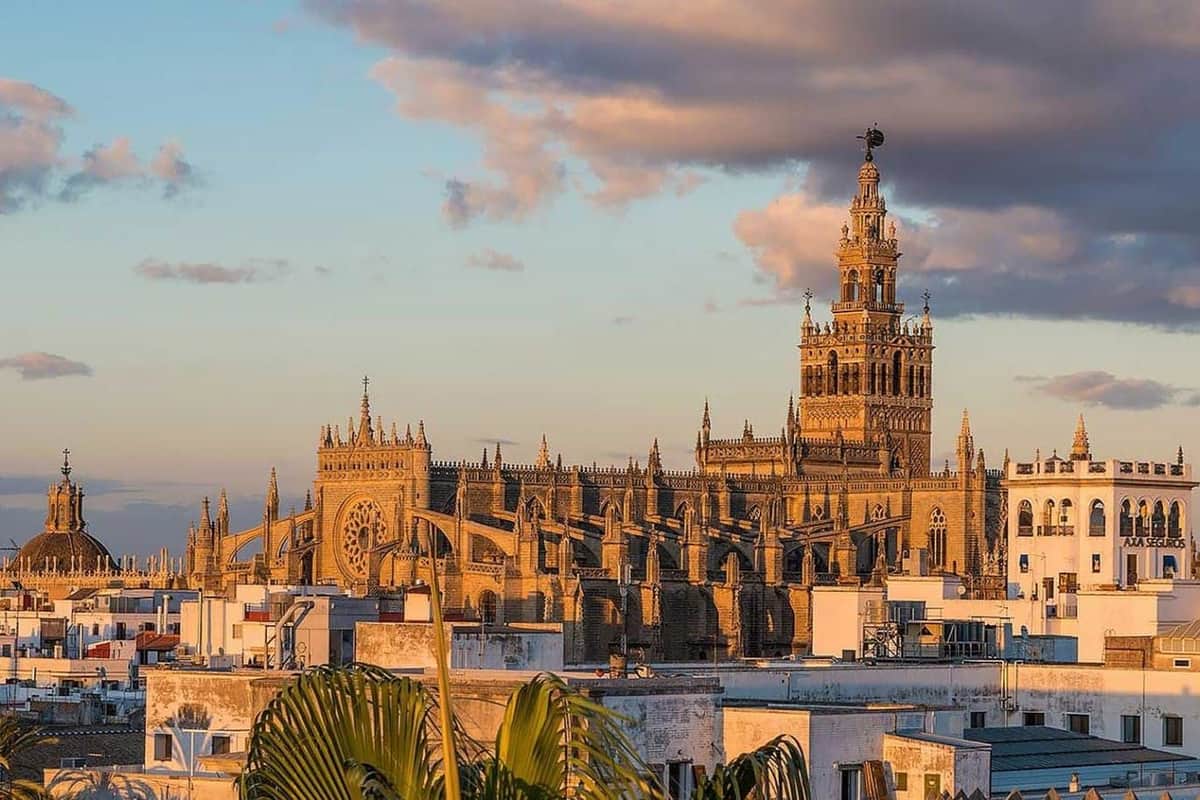 Seville: Guided City Tour Impressive view of the Cathedral and Giralda, whose history you will learn in depth on the supplier's tour.