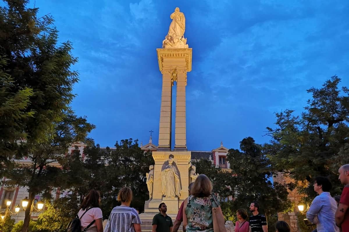 Seville: Guided Evening Historical Tour Triumph Square