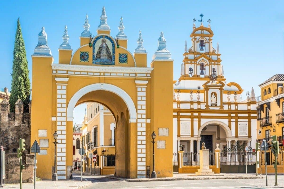 세비야: 마카레나 가이드 투어 (세비야) 아르코 이 바실리카 데 라 마카레나 (Arco y Basílica de la Macarena) 는 이 동네에서 가장 유명한 상징입니다.