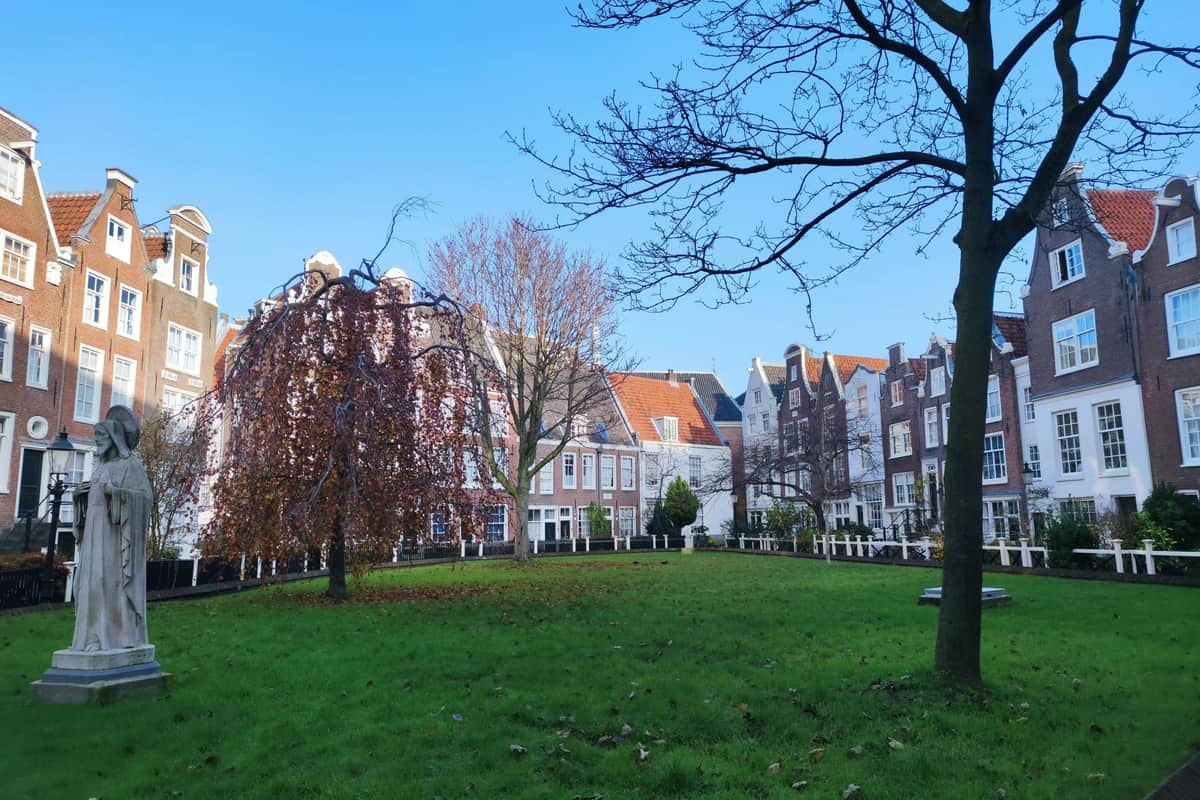 Secrets of Historical Amsterdam: Guided Tour + Food Tips Begijnhof