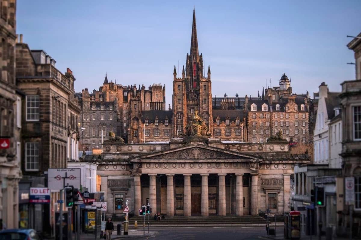 Edinburgh Castle: Entry Ticket + Guided City Walking Tour View of Edinburgh Old Town