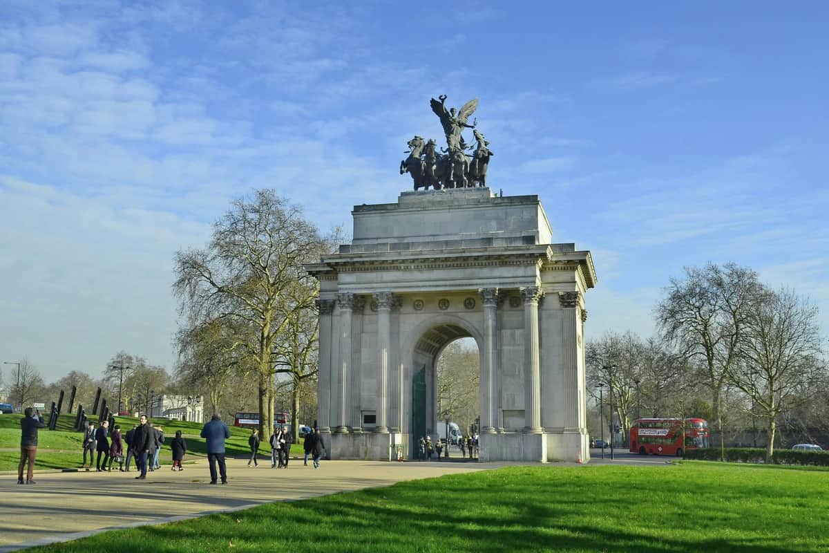 Buckingham Palace: Royal History Semi Private Guided Tour + Entry Ticket Babylon Tours Royal Tour with entry to Buckingham Palace