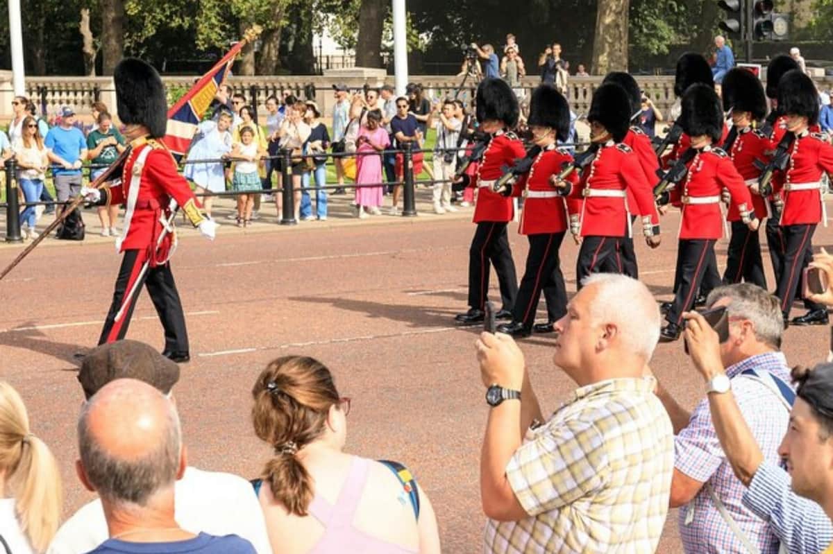 ロンドン:ウォーキングツアー+で衛兵交代 Buckingham Palace 衛兵交代