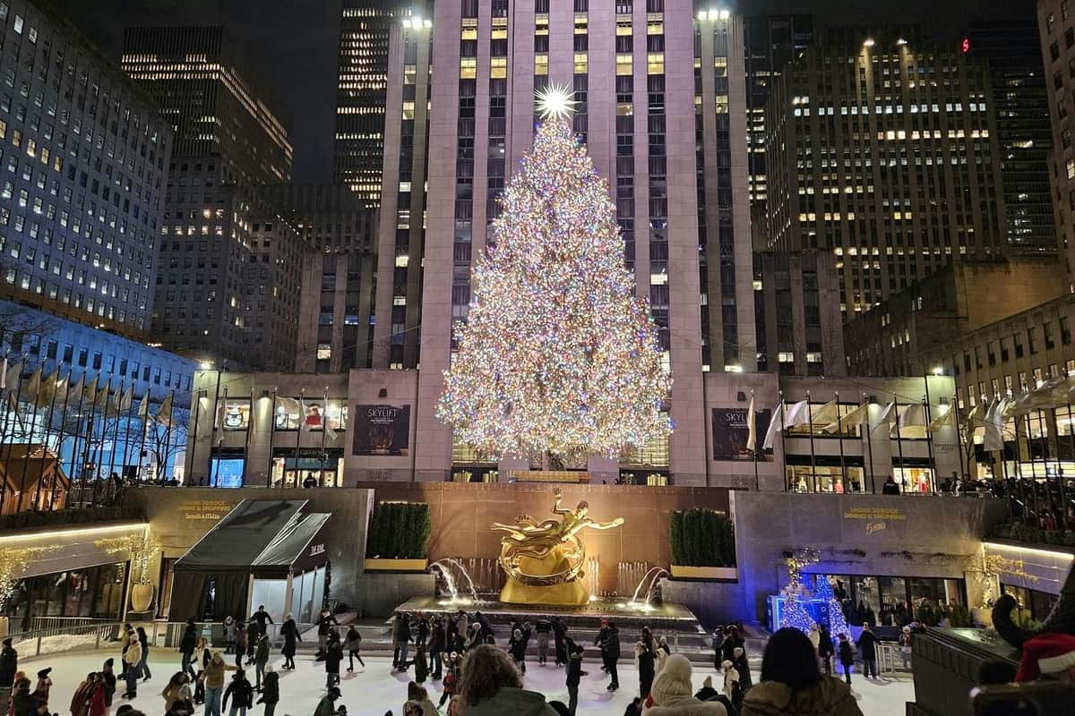 ニューヨーク:ホリデーウォーキングツアー( 5番街、ロックフェラーツリー、クリスマスビレッジ) ロックフェラーセンターで天使の装飾とクリスマスツリー体験