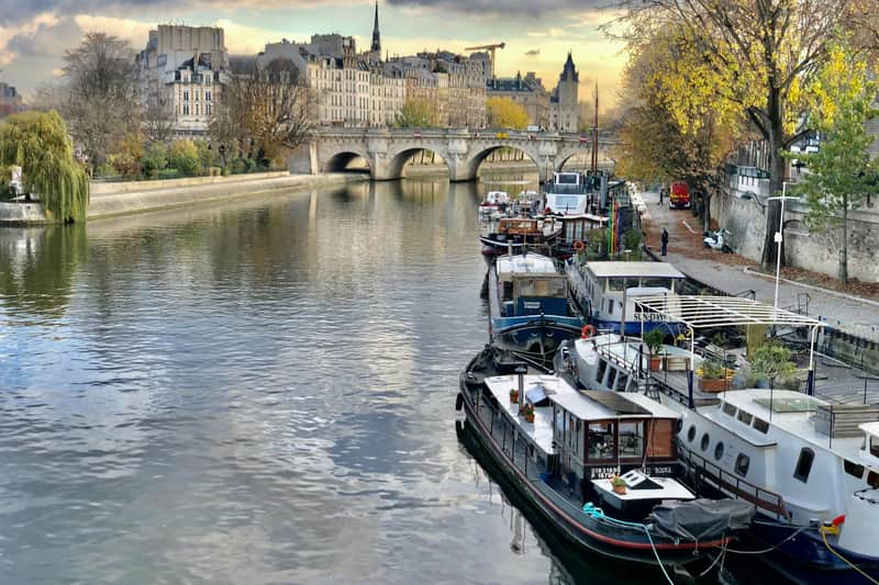 Paris: Semi-Private Walking Tour + Notre-Dame Cathedral Entry
