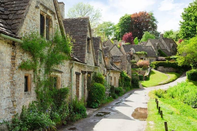 コッツウォルズ:ロンドン発ガイド付き日帰り旅行(昼食可) Bibury - Arlington Row