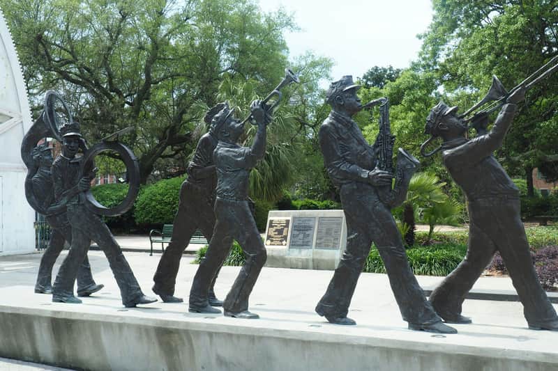 Visite du quartier français : histoire et vaudou Statue du Jazz Band à l'intérieur du parc Armstrong à Congo Square