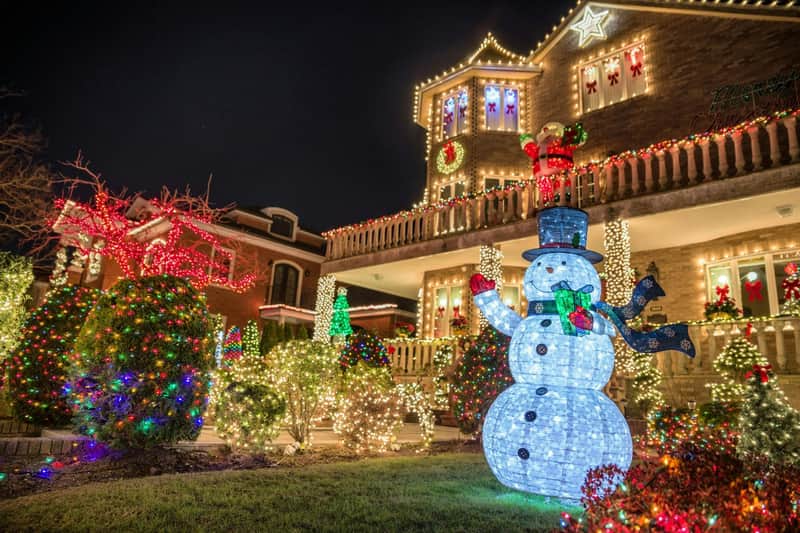 ダイカーハイツのラグジュアリーホリデーライトツアー&ホットココア ダイカーハイツ住宅街の家々にある素晴らしいクリスマスライトディスプレイをご覧ください