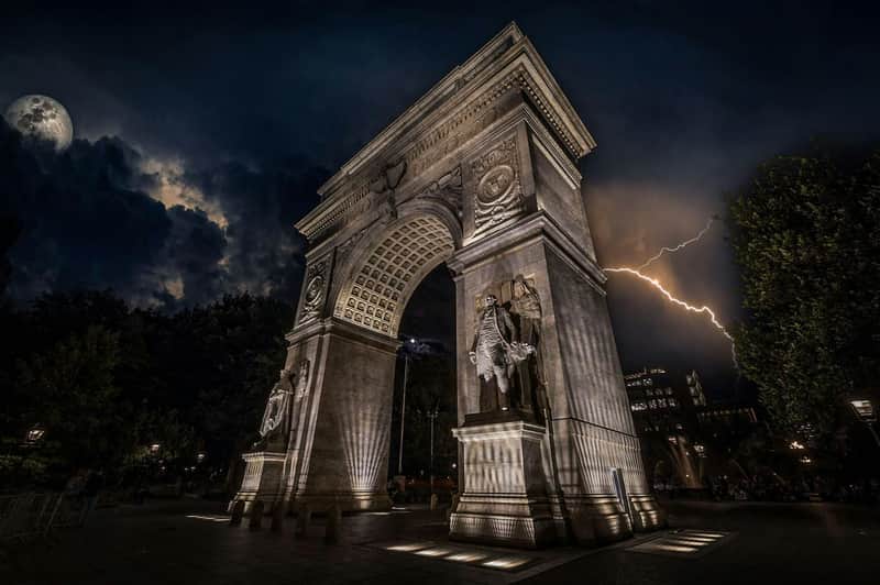 ニューヨークのワシントン・スクエア・パークの夜の写真（空を照らす稲妻）